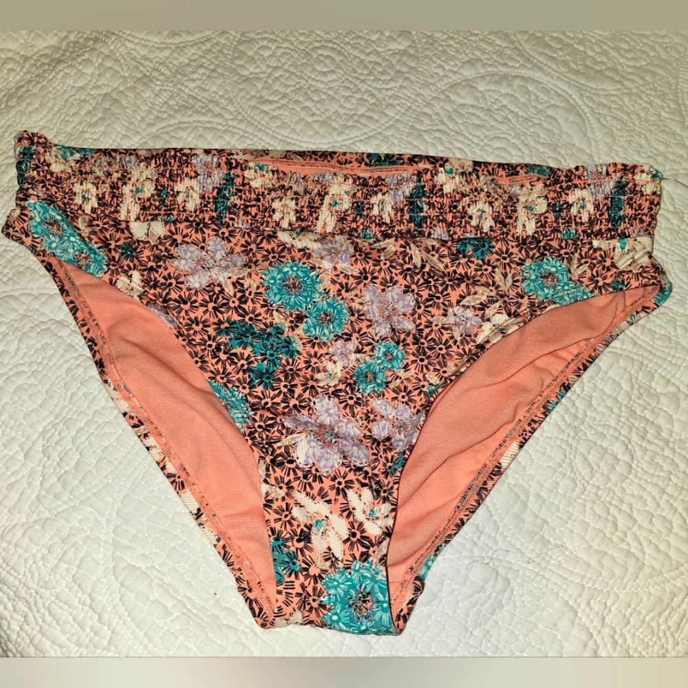 Nwt Bathing suit bottom with a 2 in scrunched band.